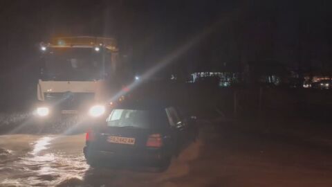 Пазарджишкото село Гелеменово е наводнено от скъсана дига (ВИДЕО)