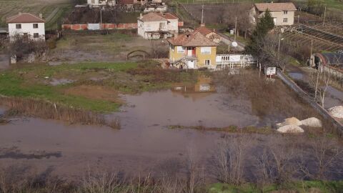 Вижте кадри от дрон: Екип на bTV отиде на най-критичната точка в Гелеменово след наводнението (ВИДЕО)