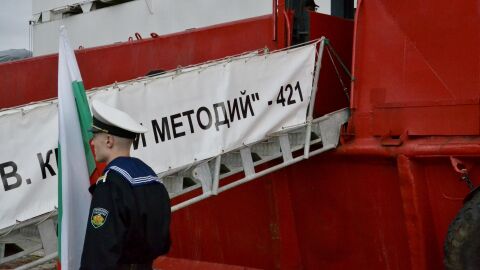 Българският научноизследователски  кораб „Св. св. Кирил и Методий“ достигна остров Ливингстън