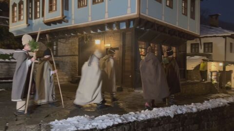 Училището за коледари към музея „Етър“ пресъздава обичая коледуване 