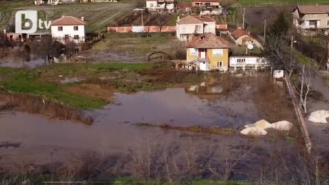 По искане на кмета на Гелеменово и след заплахи - спират възстановяването на скъсаната дига