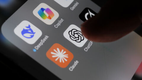 Психиатри: След дълго общуване с ChatGPT се появяват тежки симптоми