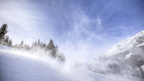 Ураганен вятър в планините - на места поривите ще са над 100 км/ч