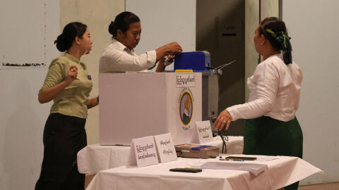 Парламентарни избори в Мианмар под военен надзор и на фона на гражданска война