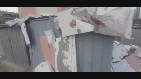 Заради силния вятър: Изолация се срути върху гаражи и пътека до жилищен блок