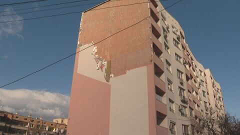 100 км/ч: Вятърът изтръгна изолацията на жилищен блок в Асеновград, унищожава климатици