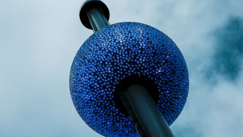 Ню Йорк се подготвя за Нова година: Издигнаха кристалната топка над Таймс Скуеър (ВИДЕО)