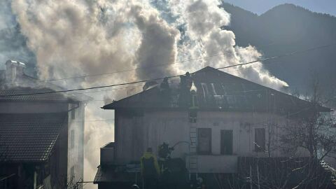 Пламна къща в Смолян: Мъж е в болница вследствие на пожара (СНИМКИ)