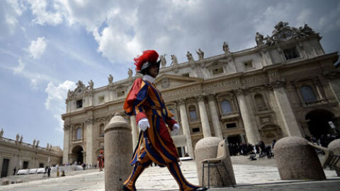 Католически епископ отхвърля да е малтретирал тийнейджър през 90-те