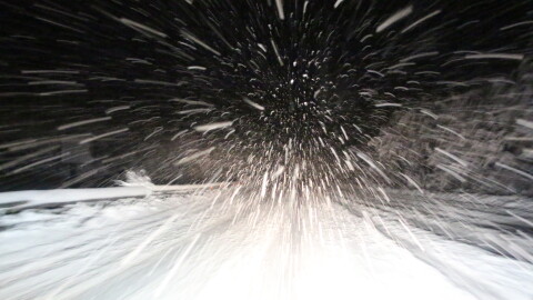 Обилен снеговалеж затвори участъци от „Тракия“ и пътища в Бургаско