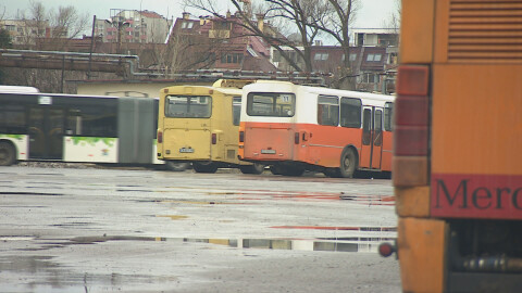 В гараж „Земляне“ в София се е барикадирал мъж