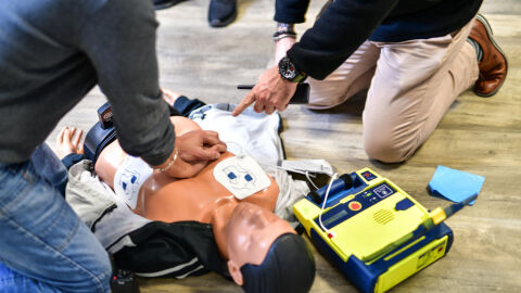 Поставят външни дефибрилатори на публични места