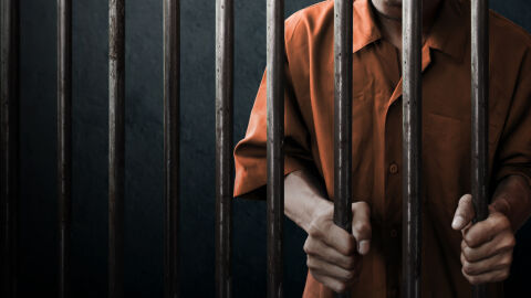 Двама затворници се издирват, след като бяха освободени по погрешка от затвор в Лондон