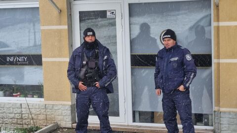 Претърсиха втори салон за красота в Бургас след сигнал за изтекли кадри в порно сайтове (СНИМКИ)