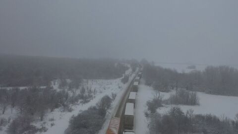 Шофьори в капана на снега и паднали дървета, а във вторник отново леден ден
