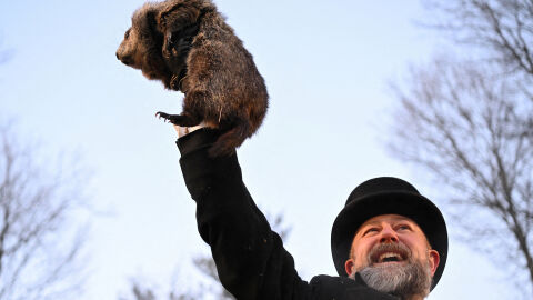 Мармотът Фил предвиди още шест седмици зима в САЩ (ВИДЕО)