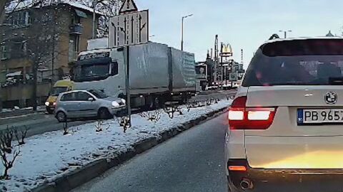 Камион "влачи" кола на оживен булевард в Пловдив (ВИДЕО)