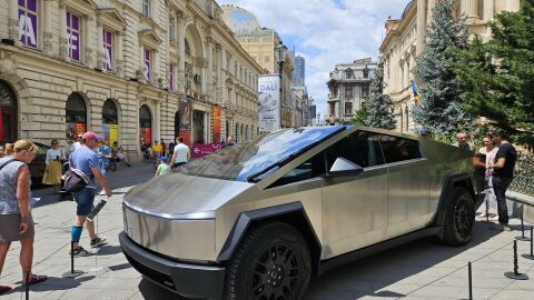 В Румъния взеха книжката на българин, защото шофирал Cybertruck с категория B