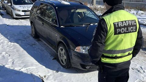 15-годишен открадна кола с включен двигател пред магазин в Нови пазар