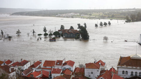 Леден дъжд, наводнения, евакуация: Зимата предизвика проблеми в различни части на Европа