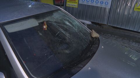 „Или ще загасите колата, или ще тръгнете веднагически“: Защо мъж хвърли камък по автомобил в центъра на София?