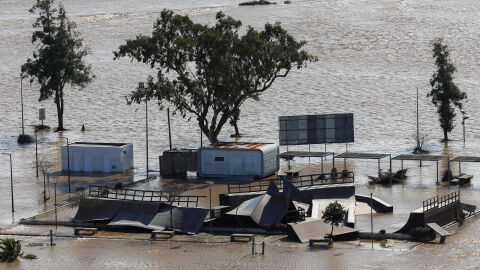„Останаха ми само дрехте на гърба ми“: Хиляди евакуирани заради мощните бури в Испания и Португалия