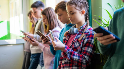 И Гърция е напът да ограничи достъпа на деца до социалните мрежи