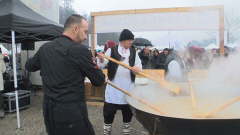 Празникът на сланината и греяната ракия в Априлци събира 40 хиляди души