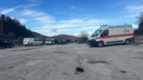 Неофициално: Намериха три тела в изоставен кемпер над Враца