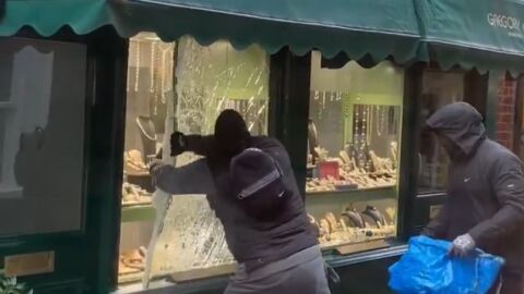 Двама мъже ограбиха бижутериен магазин (ВИДЕО)