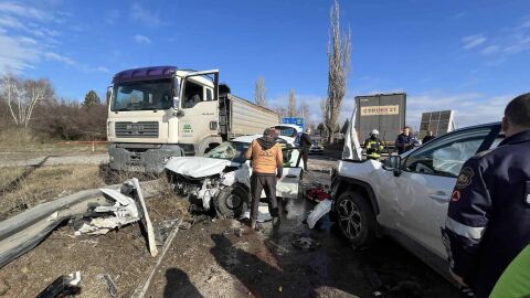 Два товарни автомобила и пет леки коли се блъснаха в София