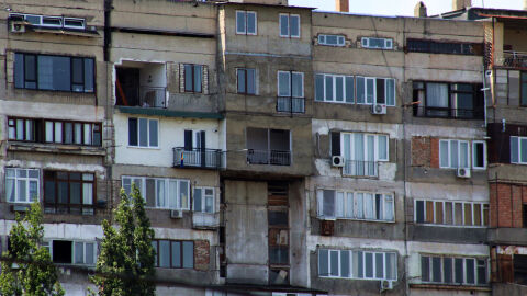 Парапети на четири тераси се срутиха в блок в Силистренско