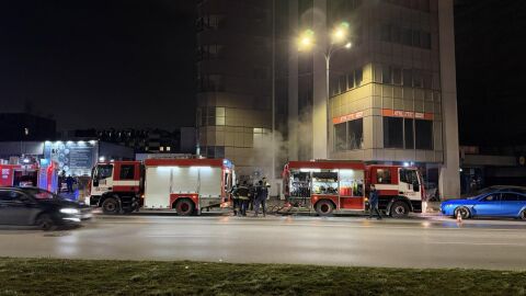 Пожар в подземен паркинг остави част от „Студентски град“ в София без ток (СНИМКИ)