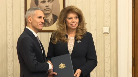 Снимка: Илияна Йотова към Андрей Гюров: Очакваме до една седмица да представите състав на служебното правителство