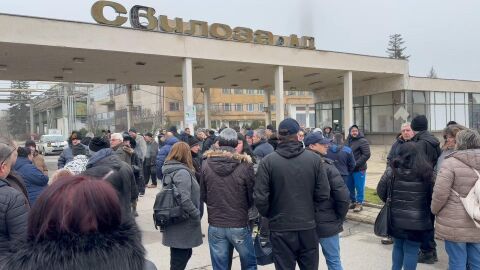 Протест заради неизплатени заплати: Работници от завод „Свилоза“ не са получавали пари от 5 месеца 