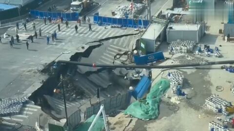 Земята се отвори и „погълна“ път в Шанхай (ВИДЕО)