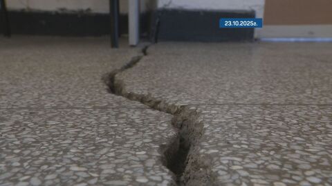 Ученици от 93. СУ учат в столовата над два месеца заради пукнатини по сградата