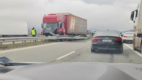 Тир влезе в насрещното и отнесе 100 м мантинела на АМ "Струма", кола се удари в него