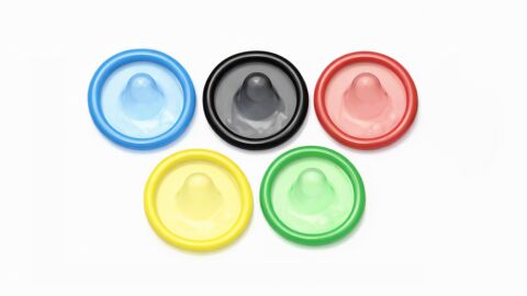 Любов в студения климат: Зимното олимпийско село остана без презервативи за рекордно време