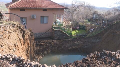 Свлачище затрупа част от имот в с. Варвара и затвори пътя Белово – Велинград