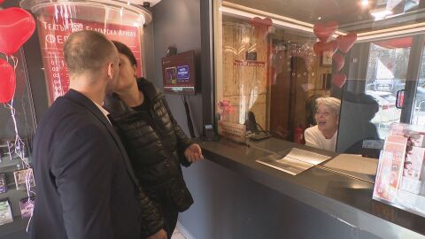 Целувка срещу билет: Театър „Българска армия“ превърна Деня на влюбените в празник на сцената