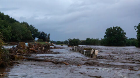 Буря в Нова Зеландия обърка разписанието на полети (СНИМКИ)