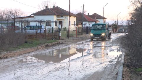"Линейките и такситата отказват да дойдат": Коли пропадат в огромни дупки в Добрич 