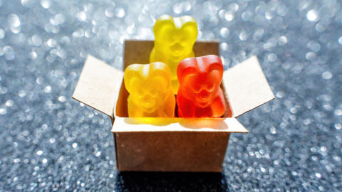 Стюардеси влязоха в болница, след като пътник им подари желирани мечета с дрога