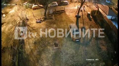 Двама пристигат с мотоциклет: Кадри показват умишления палеж в имота на кмета на Бистрица Самуил Попов (ВИДЕО)