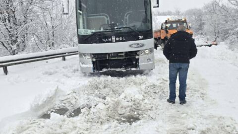 Автобус с 25 души закъса край свищовското село Вардим (СНИМКИ)