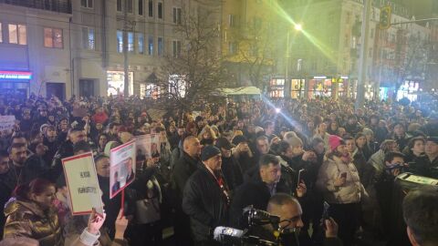 Протест с куфари: Заради намалената присъда на съпруга на Евгения, който я уби и затвори тялото й в куфар