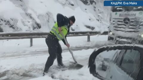 „Полицаи с лопати разчистват снега пред закъсали тирове“: Трафикът във Врачанско бе затруднен с часове