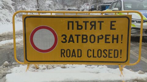 Зимата се завърна и блокира трафика в цялата страна (ОБЗОР)