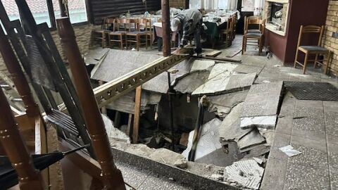 Инцидент с ранени в гръцка таверна: Клиенти пропаднаха с масите и столовете в празно пространство под пода 